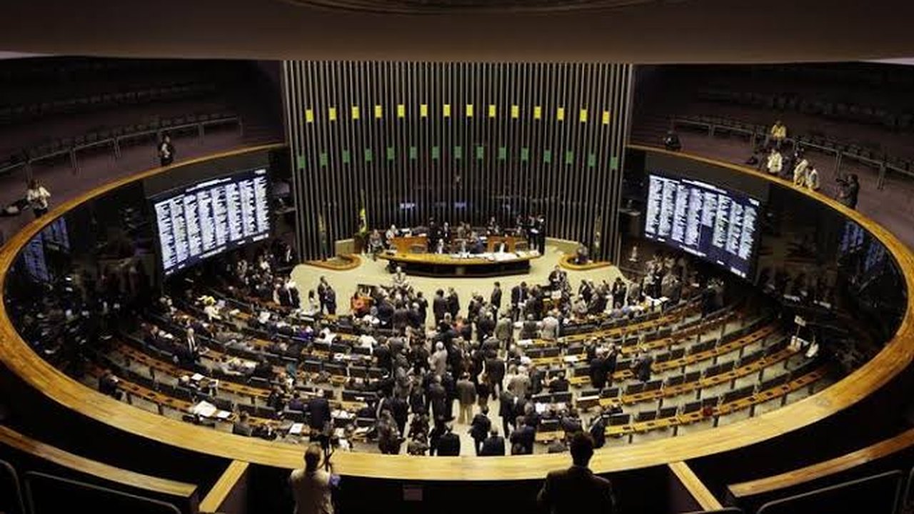 Grupo de advogados quer impedir posse de 5 deputados por ‘apoio’ a atos golpistas