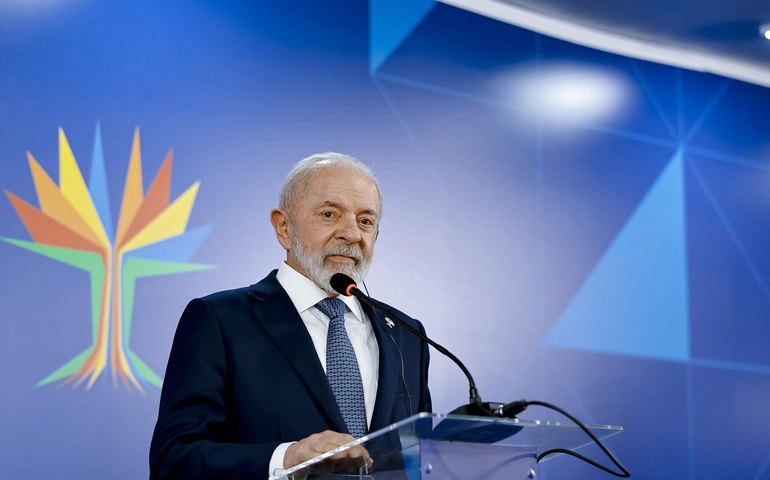 Análise: Trump colocou a família Bolsonaro na linha de fogo e facilitou a vida de Lula e do PT