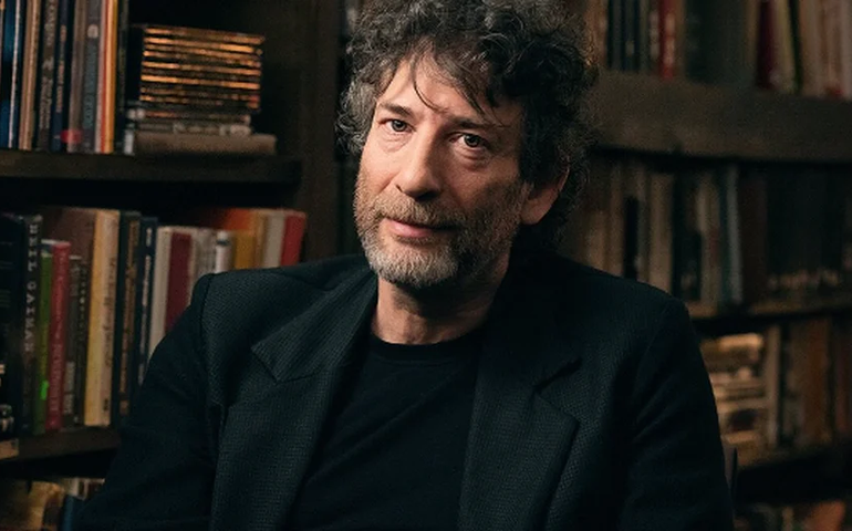 Neil Gaiman volta a negar acusações de abuso sexual: 'Histórias horríveis'