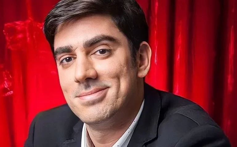Marcelo Adnet improvisa samba-enredo sobre 'paralelepípedo' e viraliza