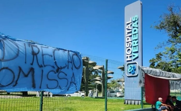 Faixa colocada por profissionais na entrada do Hospital Veredas