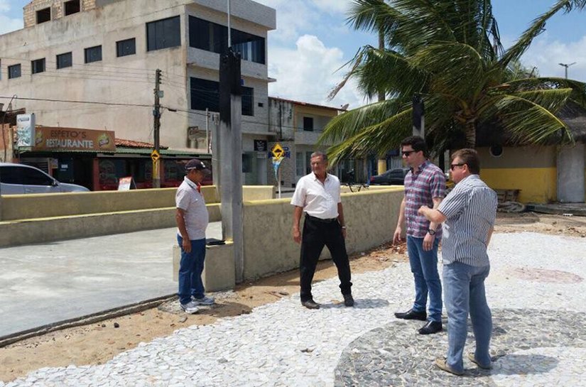 Prefeito vistoria obras da orla de Maragogi
