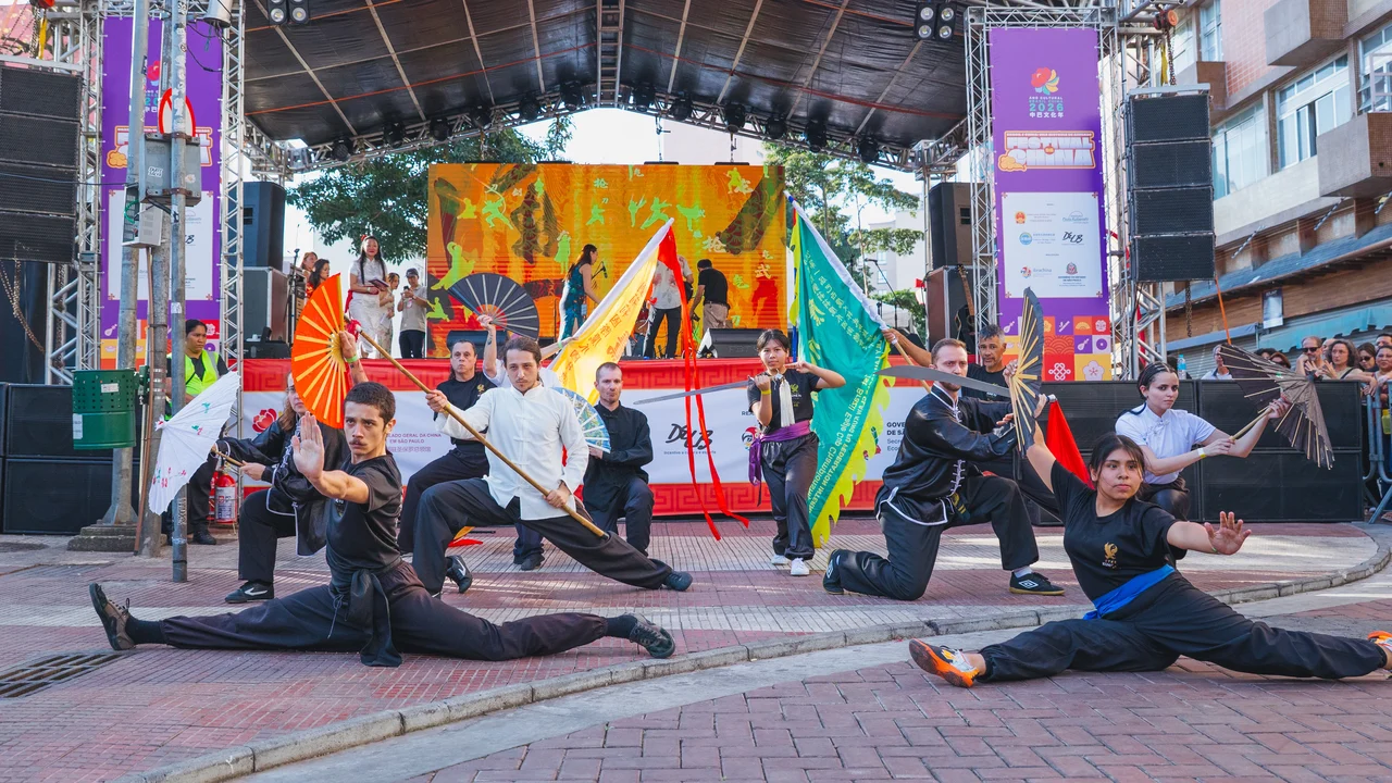 Festival da China reúne público na Liberdade e celebra aproximação entre Brasil e China