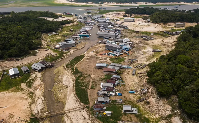 Seca faz rio na Amazônia atingir menor nível da história