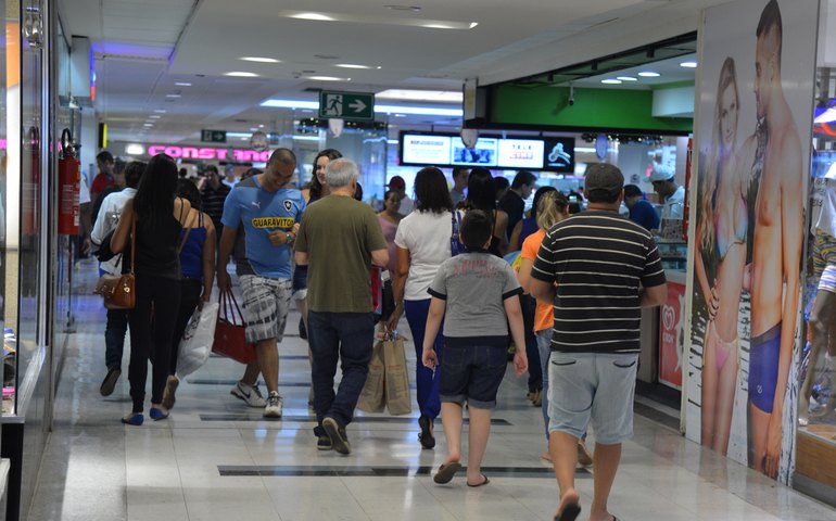 Fluxo de visitas no varejo cai 2% em março com consumidor mais cauteloso, aponta IPV