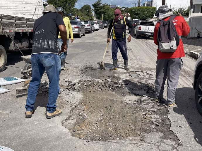 Operação tapa-buracos regulariza trechos de maior fluxo de veículos em Penedo