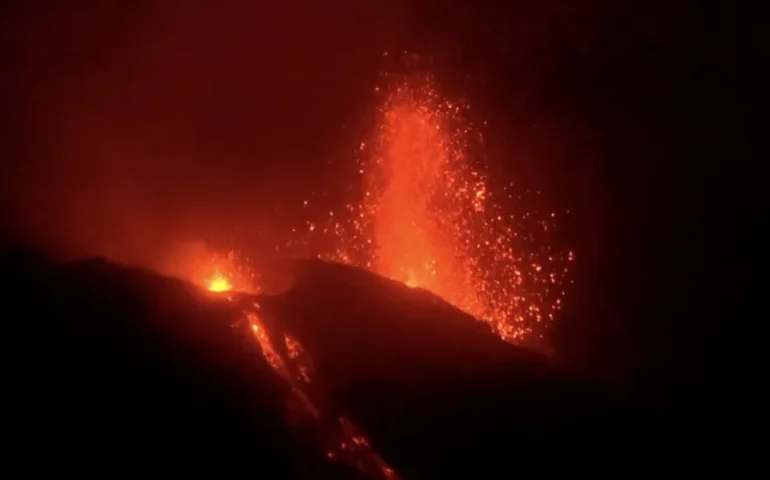 Itália aumenta nível de alerta do vulcão Stromboli para vermelho após nova erupção