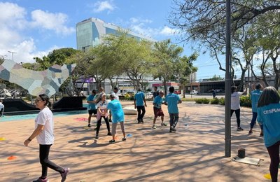 Projeto Saúde na Praça, do Cesmac, promove cuidado, qualidade de vida e integração entre estudantes e idosos