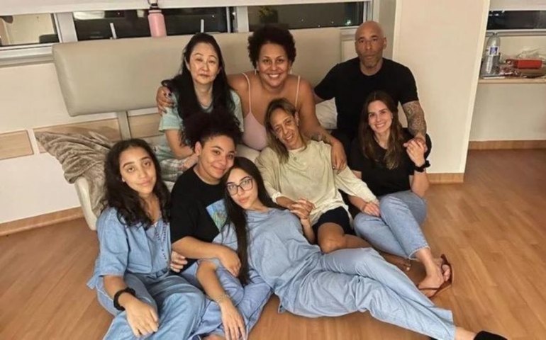 Familiares dos EUA e Edinho se juntam a Pelé para passar o Natal no hospital