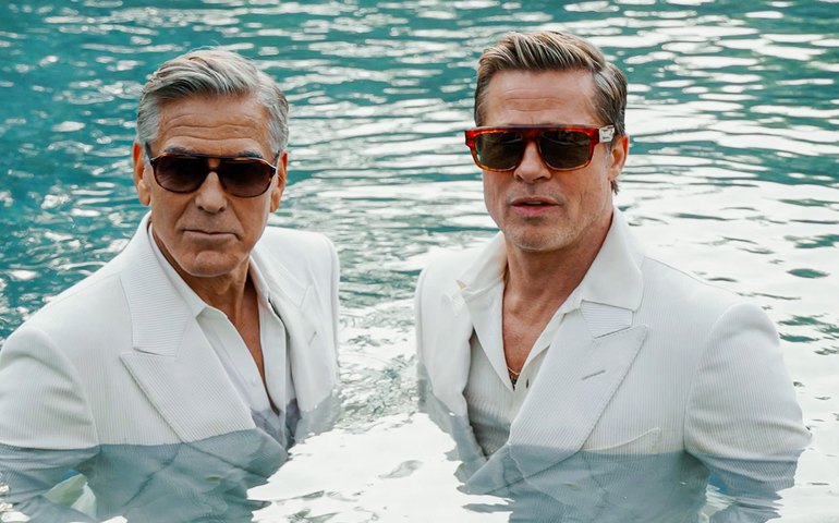 Brad Pitt e George Clooney causam furor em Veneza com camaradagem e, claro, beleza, com direito a roupas combinando