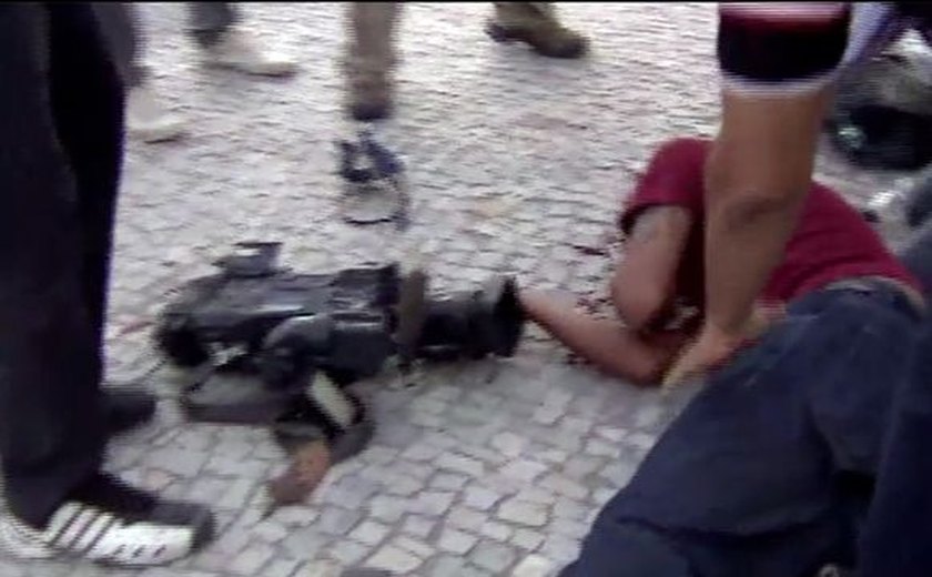 Bomba que atingiu cinegrafista foi atirada por manifestante, diz delegado
