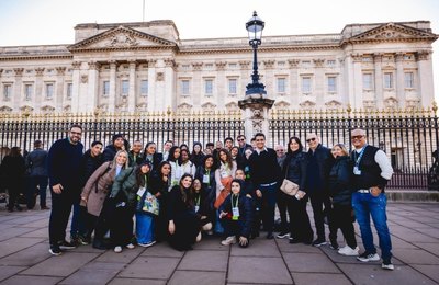 JHC e Marina Candia acompanham estudantes em visita à National Gallery e ao Palácio de Buckingham, em Londres
