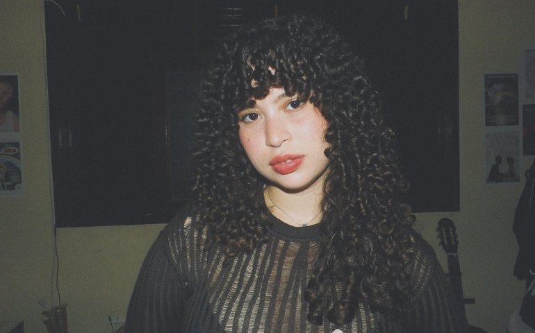 Artista alagoana retrata o amor na rotina em seu single de estreia “silêncios confortáveis”, com lançamento no dia 23 de abril