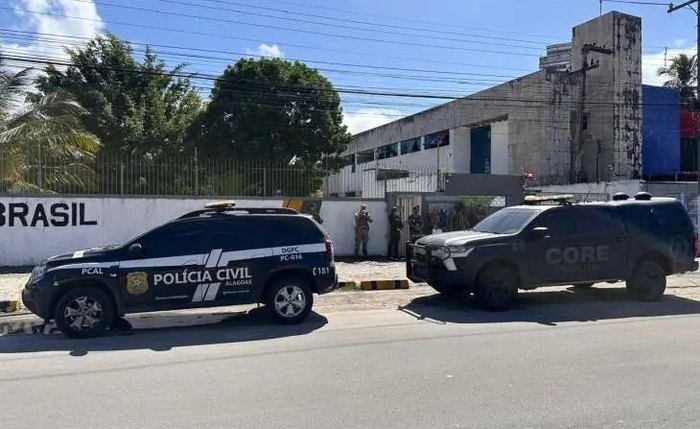 Viaturas da Polícia Civil durante cumprimento judicial na sede da Marinha do Brasil em Maceió