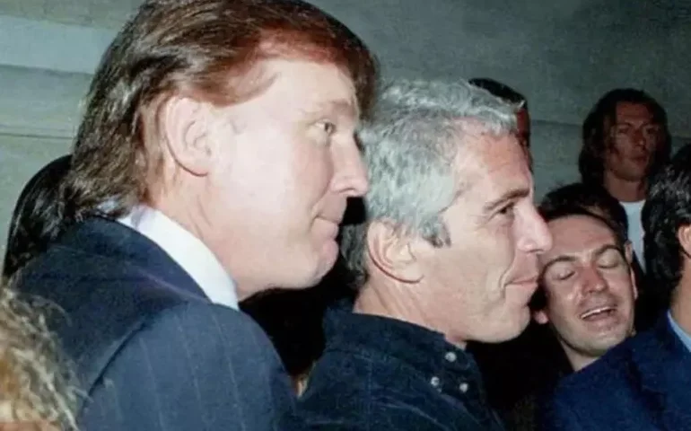 Departamento de Justiça removeu arquivos que citavam Trump no caso Epstein, diz NPR