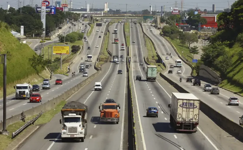 Ônibus atropela romeiros na Via Dutra e deixa um morto; há feridos