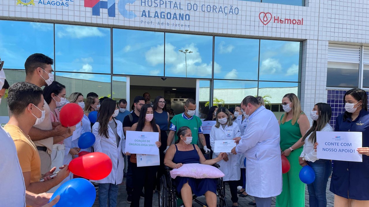 Primeira paciente a receber transplante de coração na rede estadual de Alagoas recebe alta