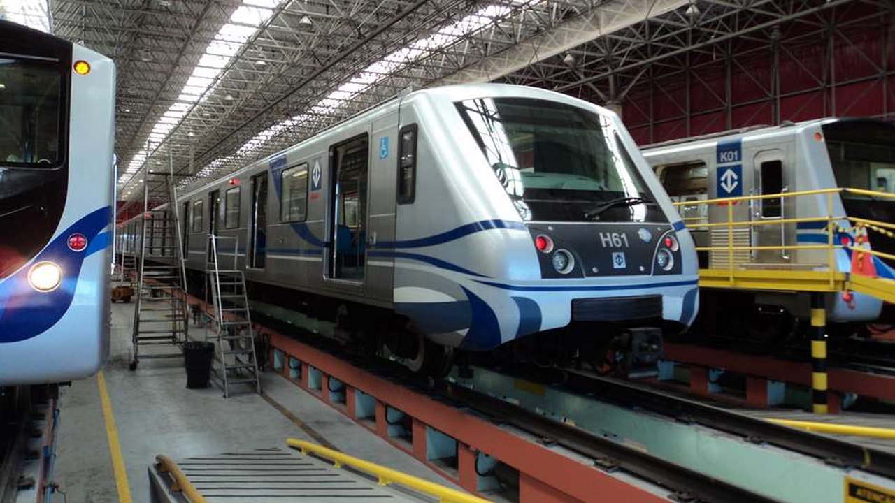 Metrô de SP avalia reduzir contrato de limpeza e desligar escadas rolantes
