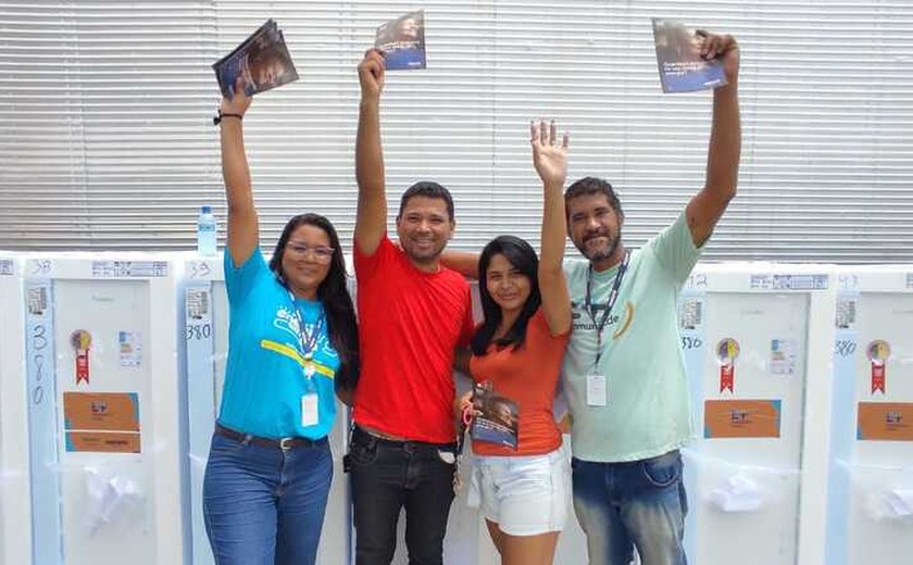 E + Geladeira Nova: Moradores da comunidade do Pau D’arco comemoram a troca de geladeiras antigas por equipamentos novos