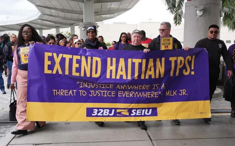 Juiz lê ameaças de morte durante audiência sobre decisão de Trump de acabar com proteções legais a haitianos