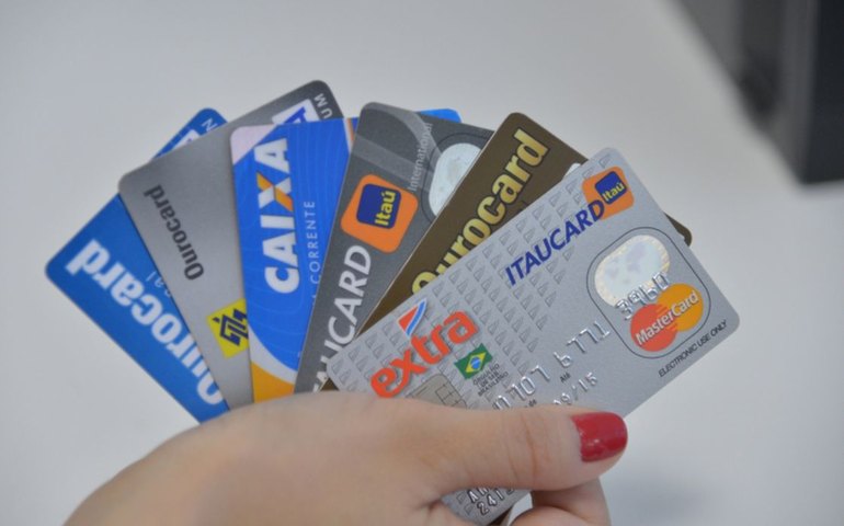 Débitos com bancos e cartão de crédito registraram menor nível do ano em setembro, diz Serasa