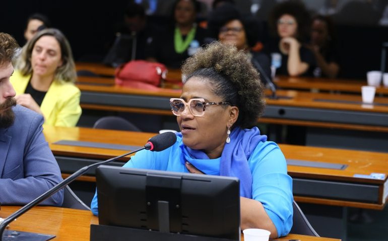 Adiado debate sobre educação da população idosa