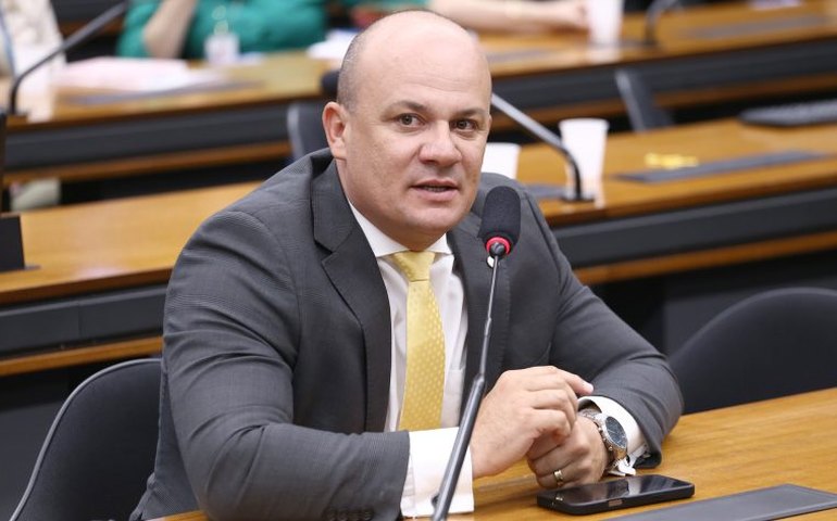 Projeto amplia sinalização de radares fixos com sinal luminoso e monitor de velocidade