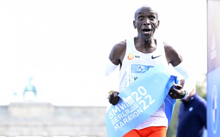 Eliud Kipchoge supera própria marca e bate recorde mundial na Maratona de Berlim