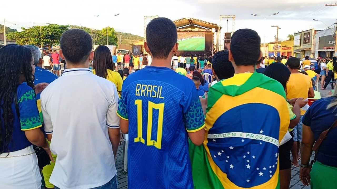 Torcida viçosense comemora vitória do Brasil na estreia da Copa do Mundo