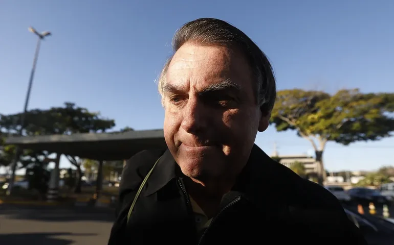 Parlamentares aliados de Bolsonaro apresentam pedido de impeachment contra Barroso no Senado