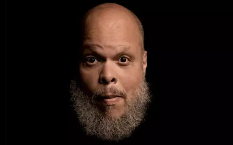 Ed Motta publica pedido de desculpas após gritar e xingar roadie em show; leia