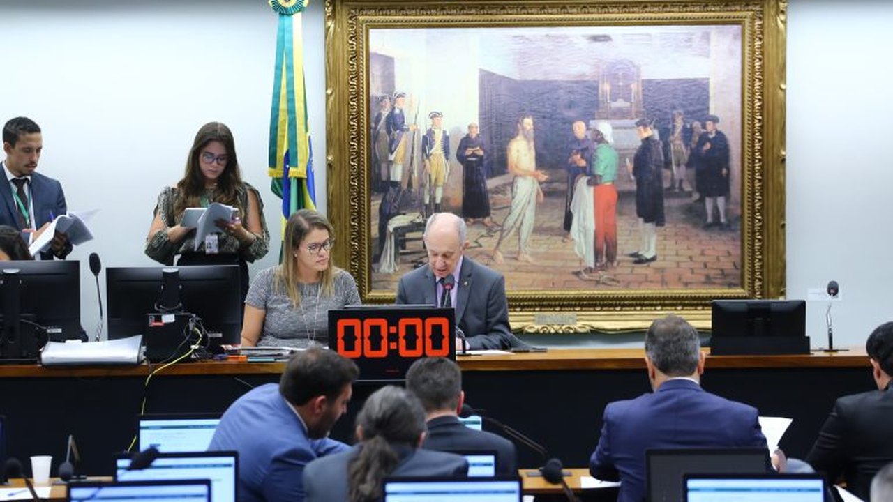 CCJ aprova admissibilidade de proposta que anistia partidos com irregularidades