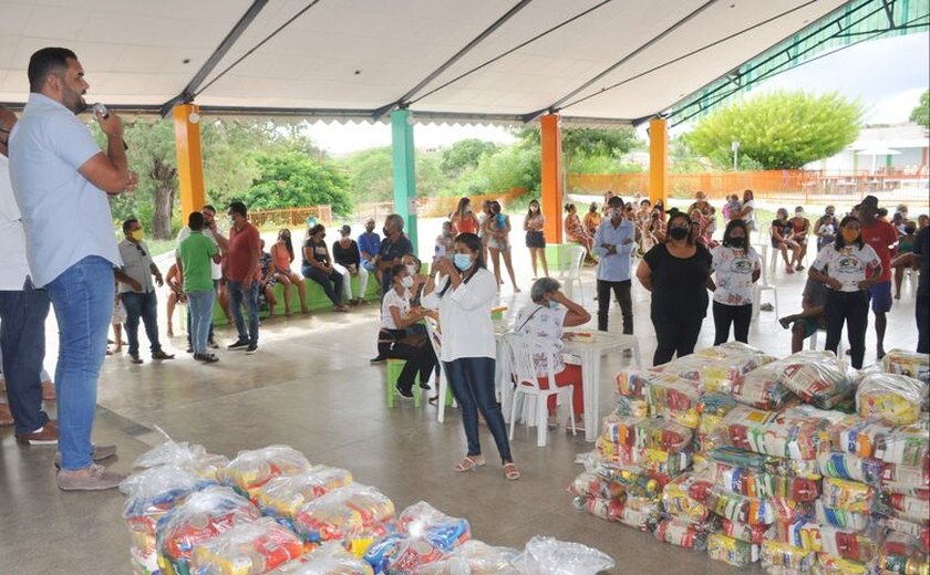Prefeitura de Piranhas entrega cestas básicas e vale gás para famílias em situação de vulnerabilidade social