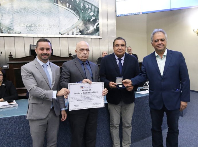 Durante sessão da ALE, Neurocirurgião Rui Oliveira Costa recebe a Medalha de Mérito Tavares Bastos