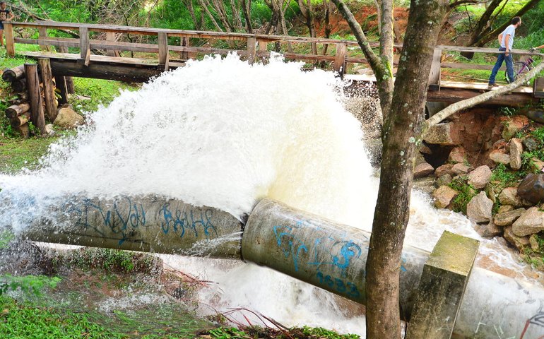 Rompimento de adutora deixa Estrela de Alagoas sem água nesta terça