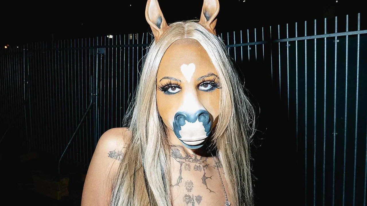 Therian no Lolla? Saiba quem é a DJ alemã que se identifica como 'metade cavalo, metade humana'
