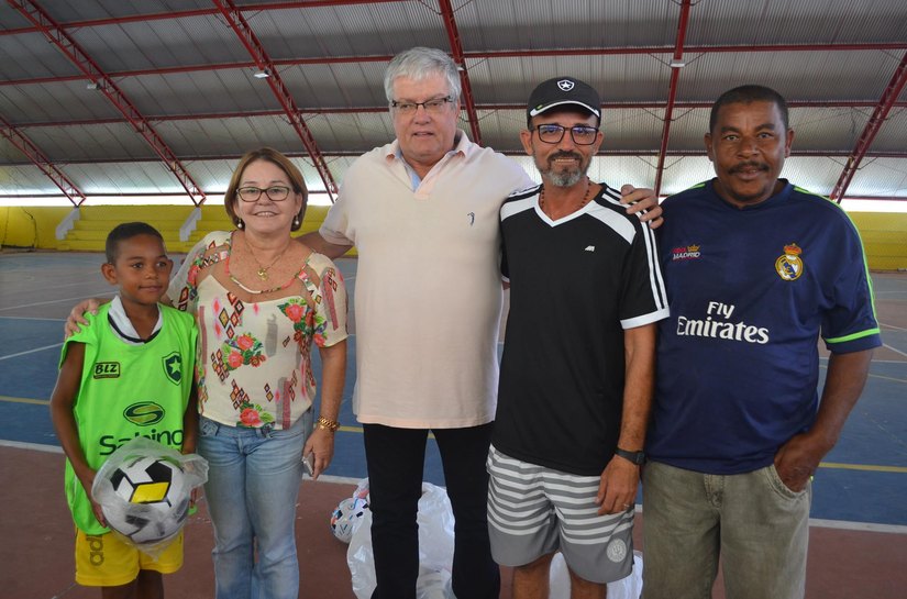 Cajueiro: prefeita entrega material esportivo a atletas mirins de futebol