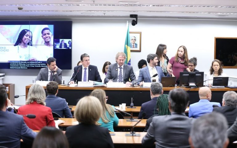 Camilo Santana rebate críticas à proibição de EaD em cursos de saúde e detalha políticas de alfabetização