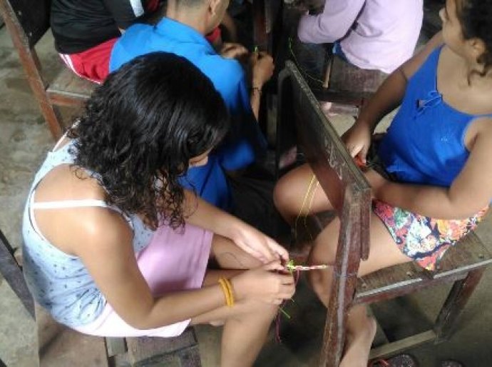 Jovens beneficiados pelo ‘Vida Nova nas Grotas’ aprendem técnica de confecção