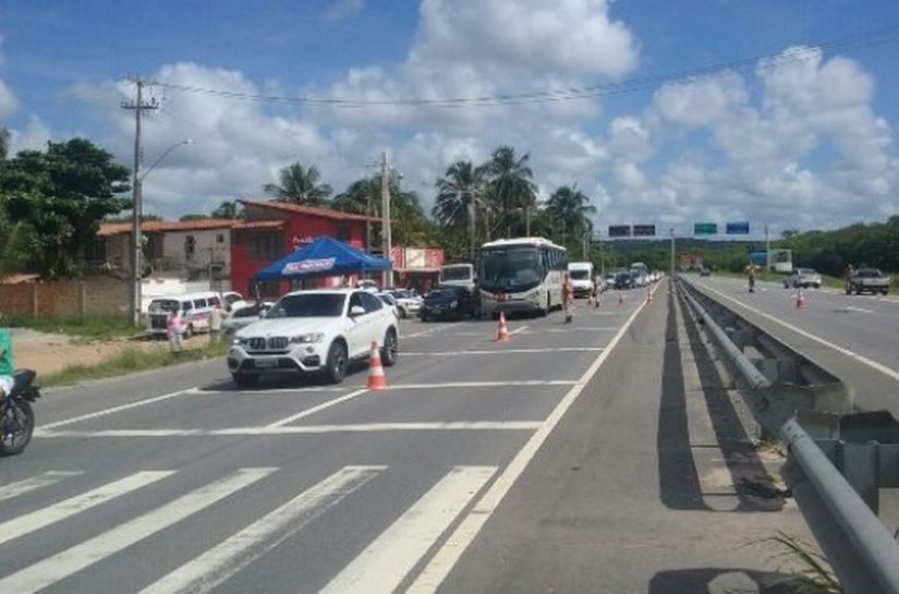 DER orienta condutores sobre uso do farol baixo nas rodovias