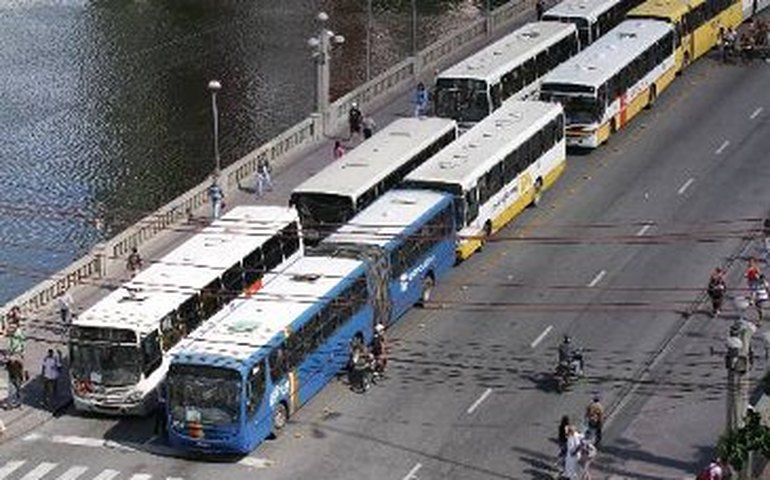 Greve de ônibus continua nesta terça-feira em Pernambuco