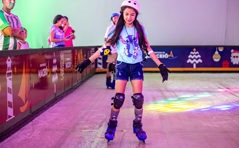 Pista de patinação no gelo atrai visitantes ao Parque Centenário