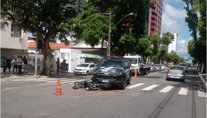 Dois motociclistas ficam feridos após colisão com viatura da Polícia Civil em Aracaju / Foto: Foto: SMTT/Aracaju
