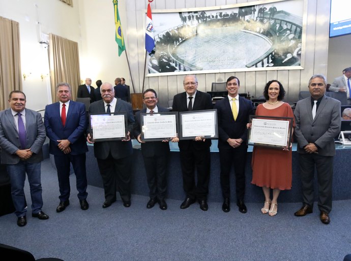 Personalidades do mundo jurídico são homenageadas em sessão solene, na ALE