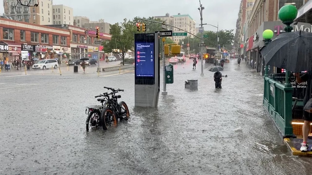 Chuva intensa inunda ruas de Nova York e deixa cidade em estado de emergência