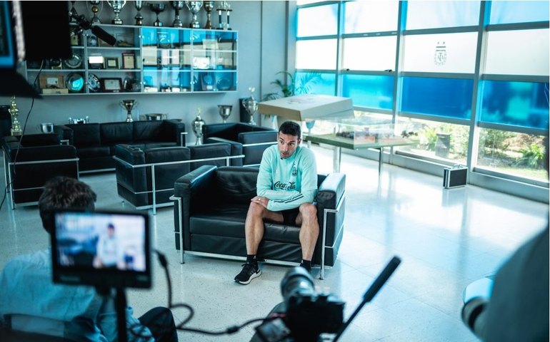 Scaloni: “É impossível não se emocionar representando esta camiseta”