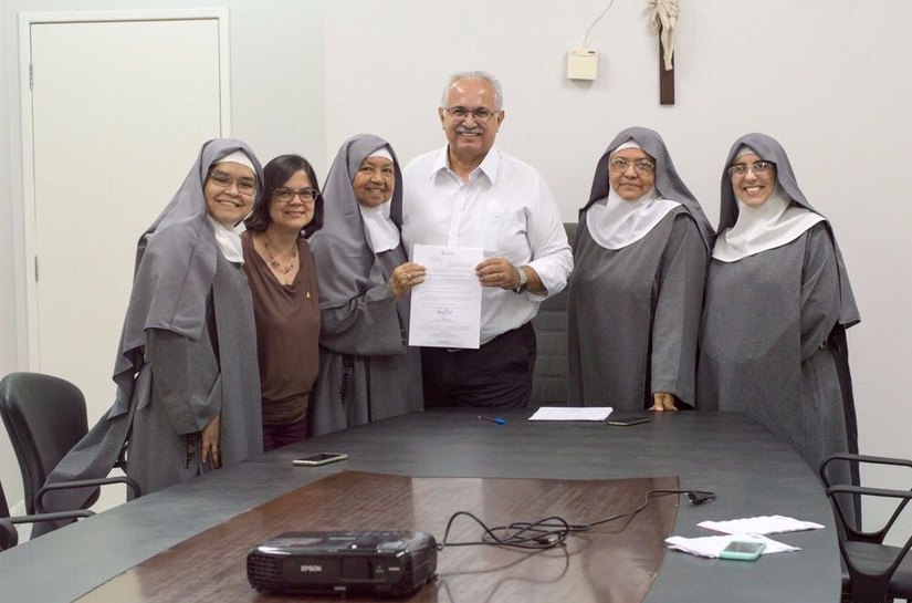 Teófilo sanciona lei que torna de utilidade pública Mosteiro de Arapiraca