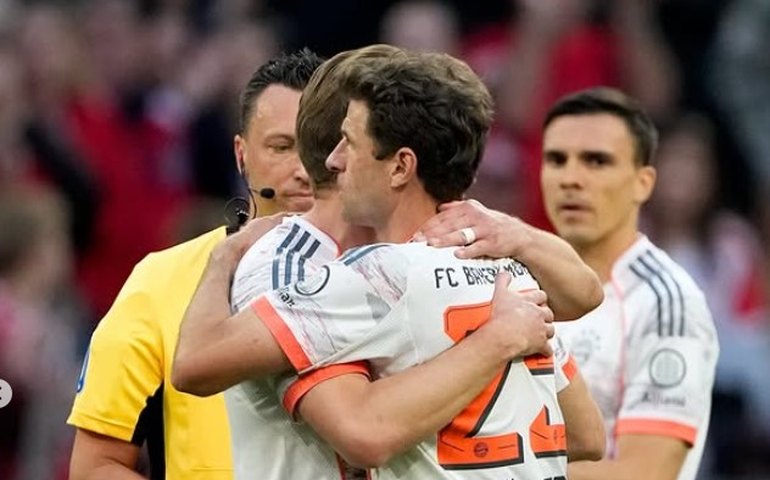 Bayern recebe a taça com triunfo sobre o Mönchengladbach e festa de despedida para Müller