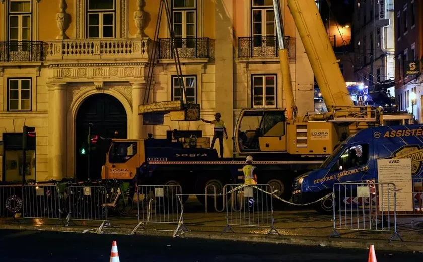 Elevador da Glória é removido de local de tragédia em Lisboa
