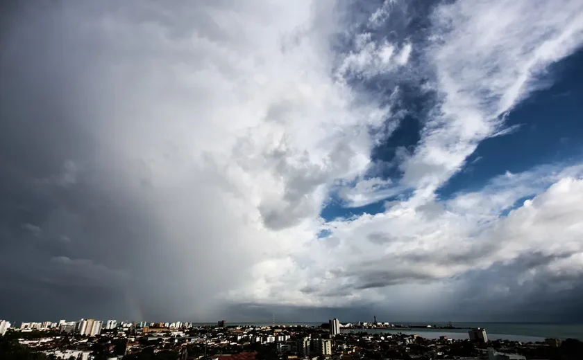 Chuva persistente em Alagoas pode gerar alagamentos e deslizamento